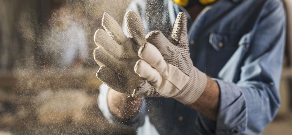 Come pulire i guanti da lavoro senza rovinarli: consigli in base al materiale